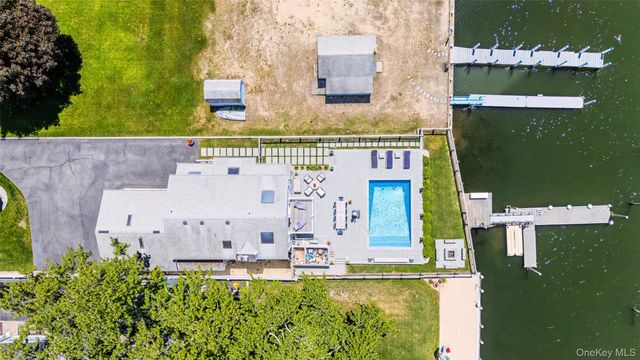 81 Beach Road, Aquebogue, NY 11901