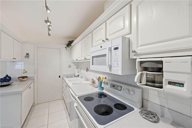 788 Park Shore DR H39, Naples, FL 34103