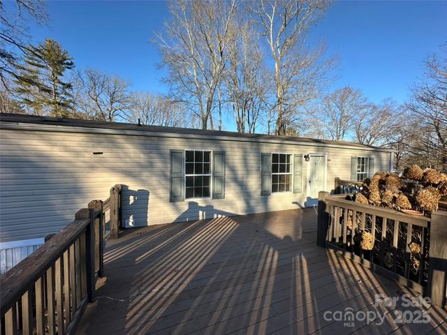 200 Rolling Oaks Drive, Hendersonville, NC 28791