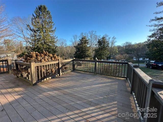 200 Rolling Oaks Drive, Hendersonville, NC 28791