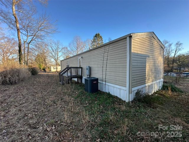 200 Rolling Oaks Drive, Hendersonville, NC 28791