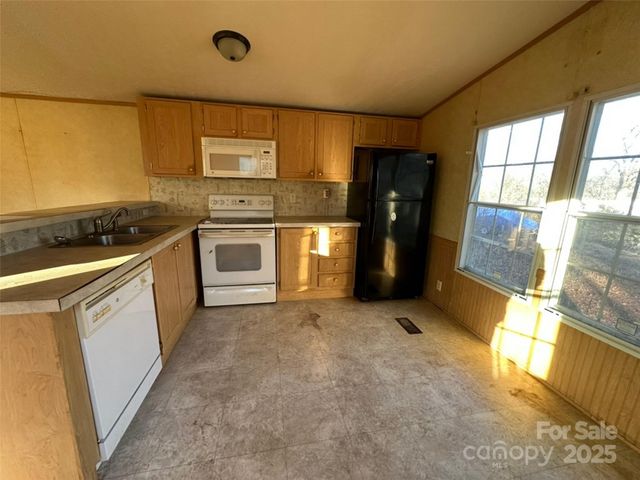 200 Rolling Oaks Drive, Hendersonville, NC 28791