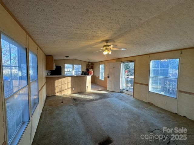 200 Rolling Oaks Drive, Hendersonville, NC 28791