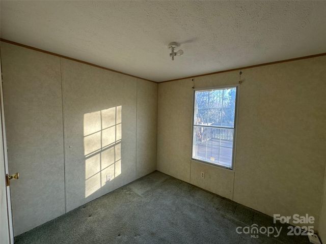 200 Rolling Oaks Drive, Hendersonville, NC 28791