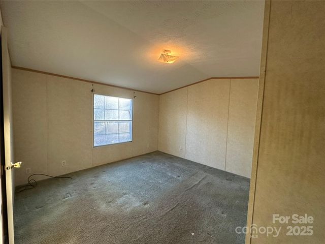 200 Rolling Oaks Drive, Hendersonville, NC 28791