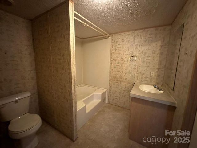 200 Rolling Oaks Drive, Hendersonville, NC 28791