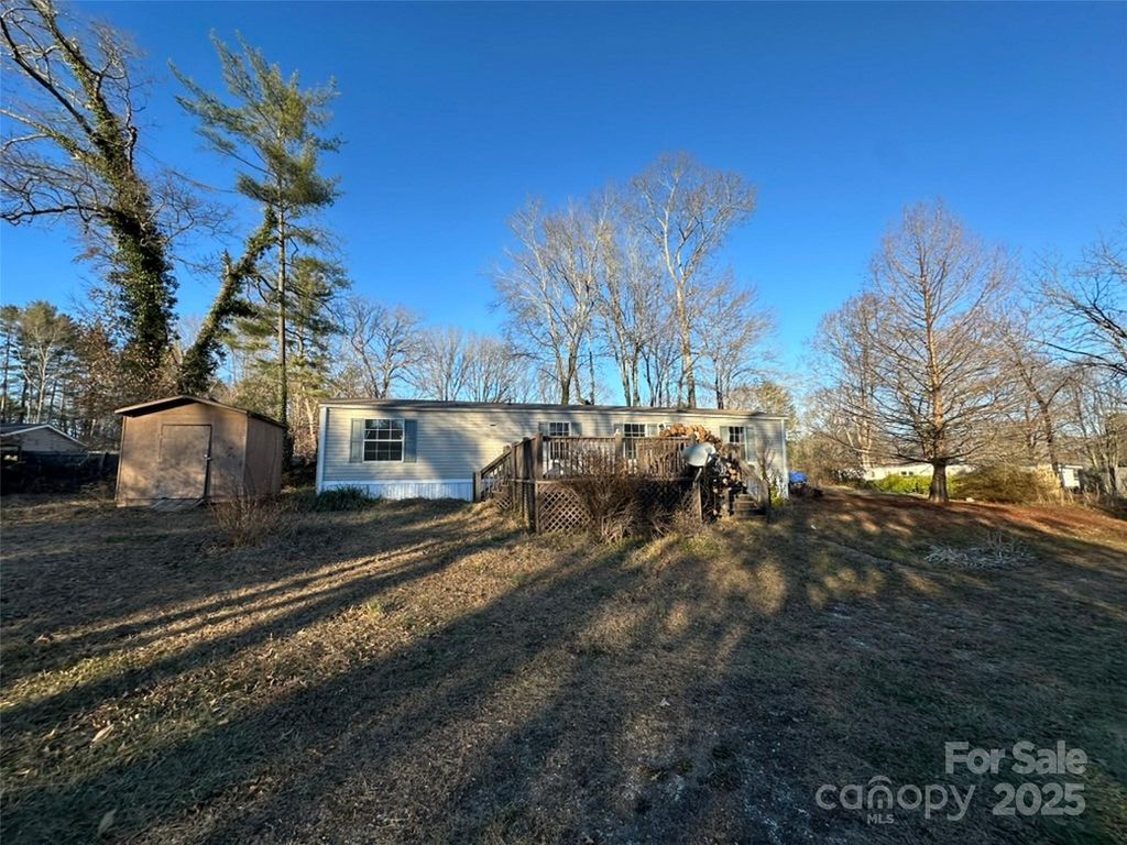 200 Rolling Oaks Drive, Hendersonville, NC 28791