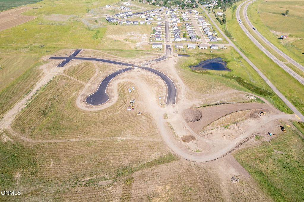 4515 Blackstone Lane NW, Mandan, ND 58554 photo 4