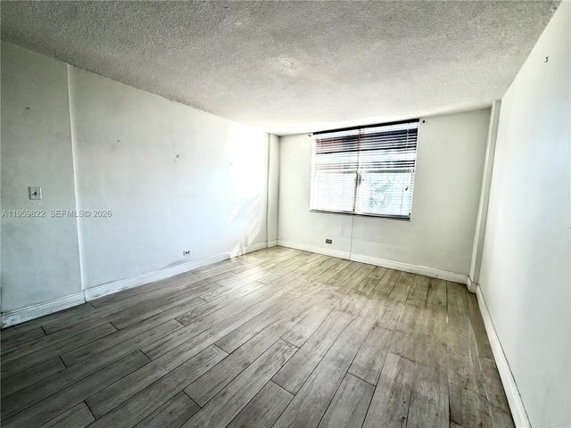 3660 NE 166th St 301 +40' Deeded Dock, North Miami Beach, FL 33160