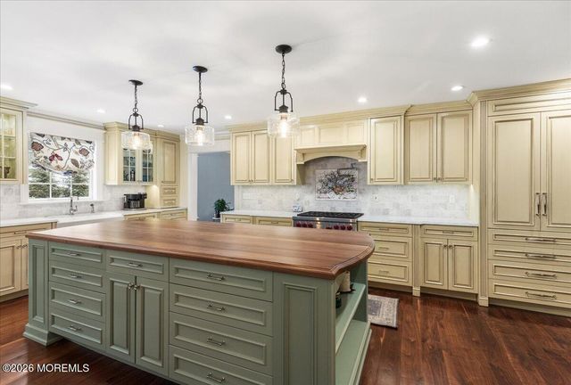 27 Fox Hill Road, Middletown, NJ 07748