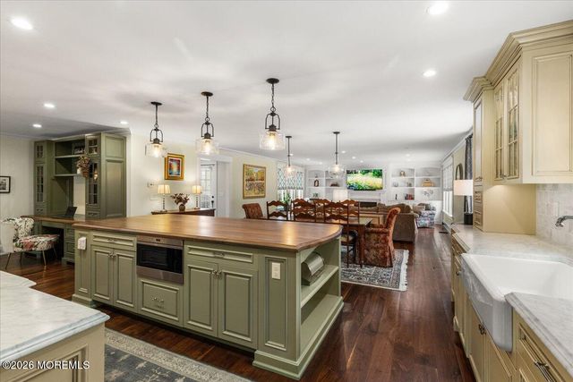 27 Fox Hill Road, Middletown, NJ 07748