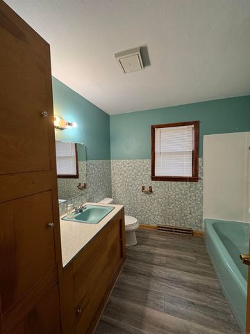 1607 Salzer, Charles City, IA 50616