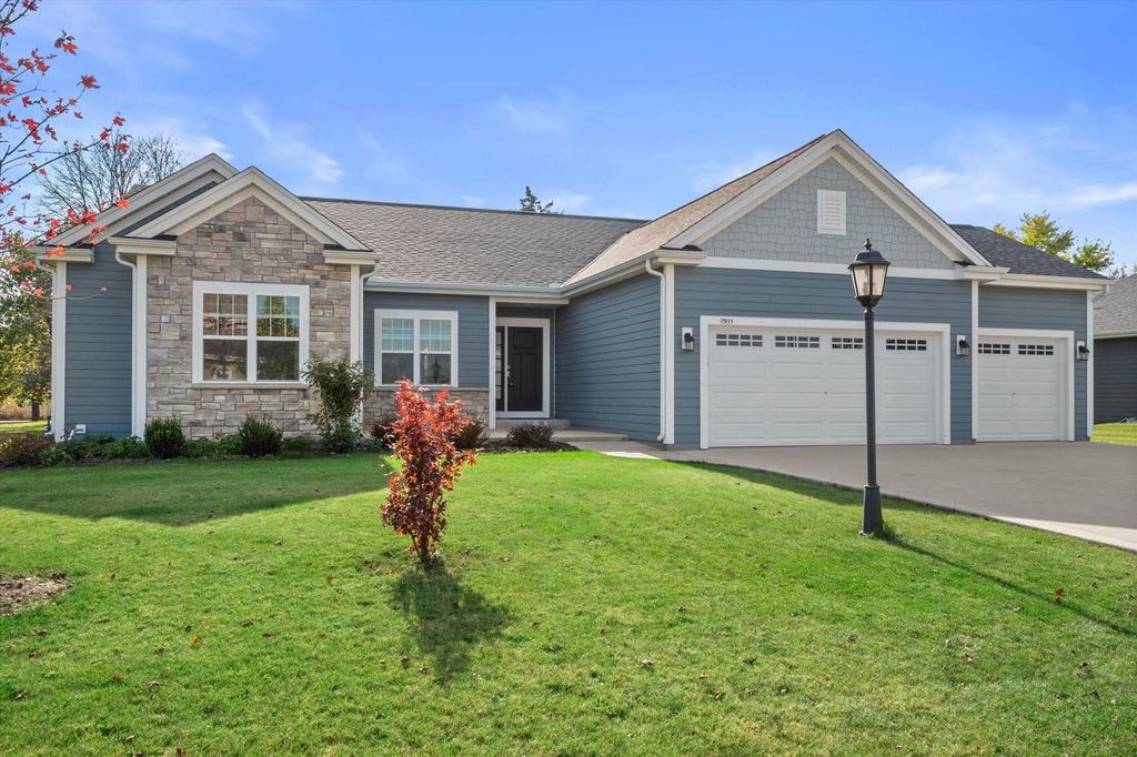 7911 W Oakwood WAY, Franklin, WI 53132