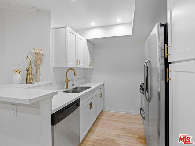 21520 Burbank Boulevard 112, Woodland Hills (los Angeles), CA 91367