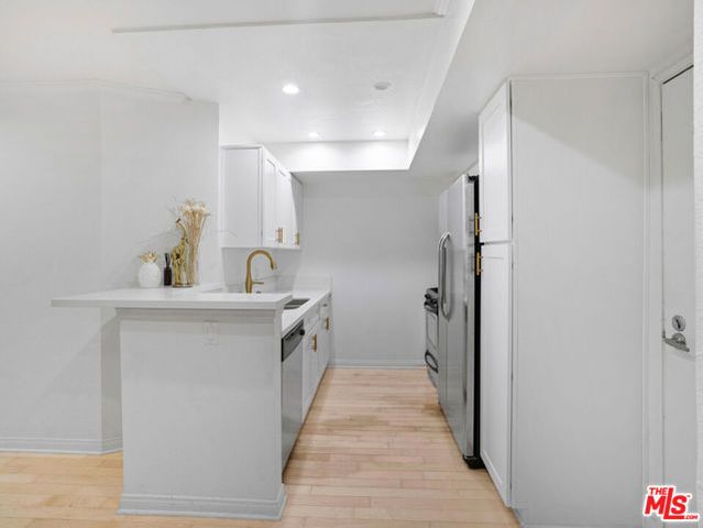 21520 Burbank Boulevard 112, Woodland Hills (los Angeles), CA 91367