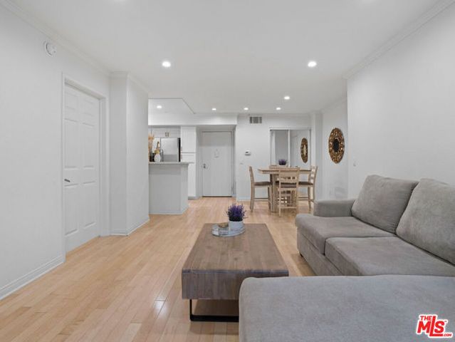 21520 Burbank Boulevard 112, Woodland Hills (los Angeles), CA 91367