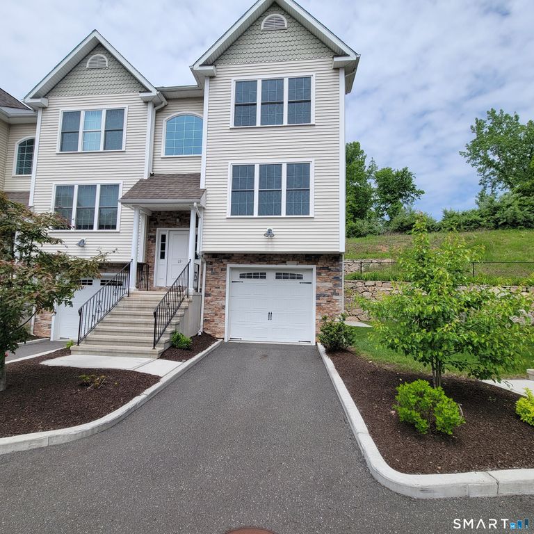 19 Oak Meadows Drive 19, Brookfield, CT 06804