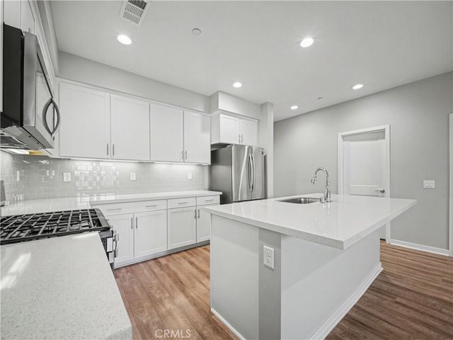 135 Farmhouse Drive 3, Simi Valley, CA 93065