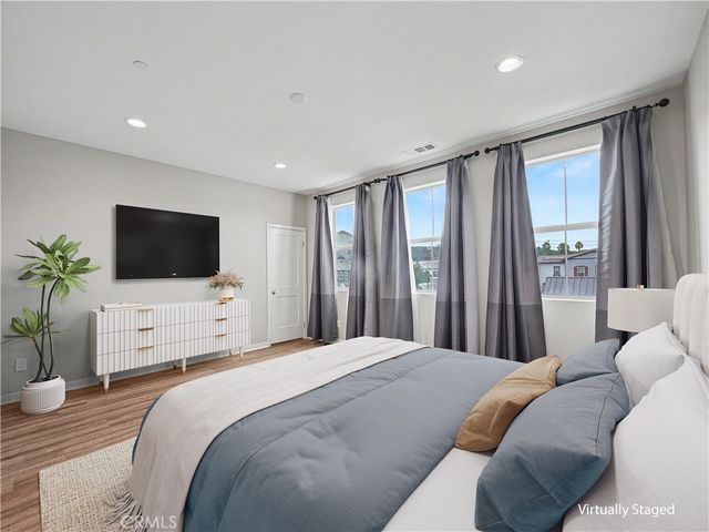 135 Farmhouse Drive 3, Simi Valley, CA 93065