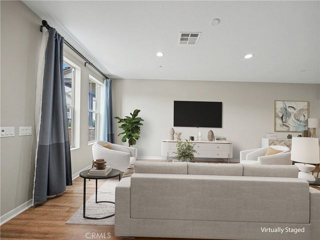 135 Farmhouse Drive 3, Simi Valley, CA 93065