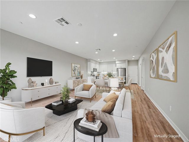 135 Farmhouse Drive 3, Simi Valley, CA 93065