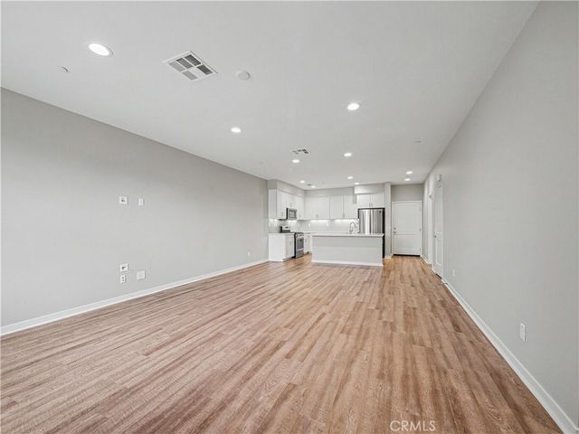 135 Farmhouse Drive 3, Simi Valley, CA 93065