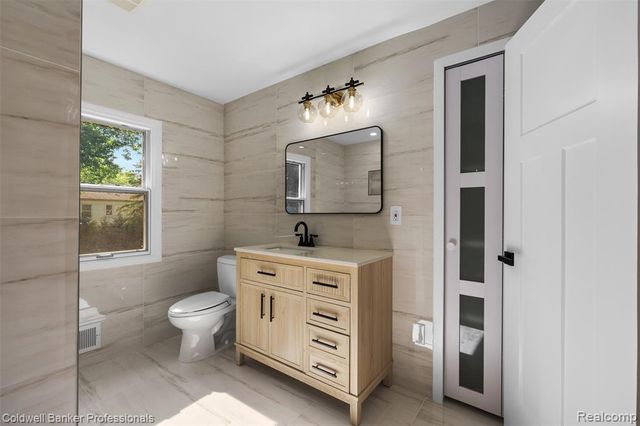 5890 Pinecroft Drive, West Bloomfield, MI 48322