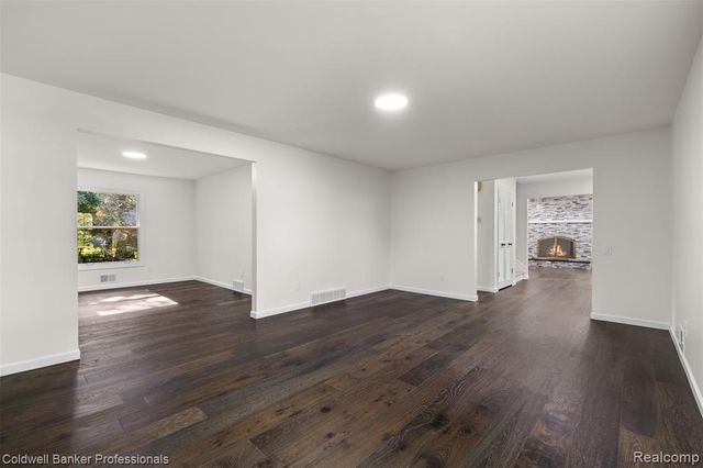 5890 Pinecroft Drive, West Bloomfield, MI 48322