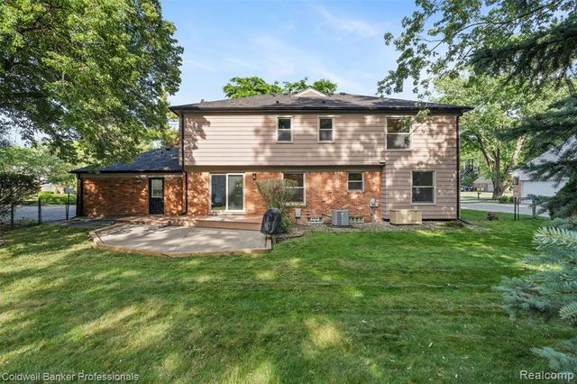 5890 Pinecroft Drive, West Bloomfield, MI 48322