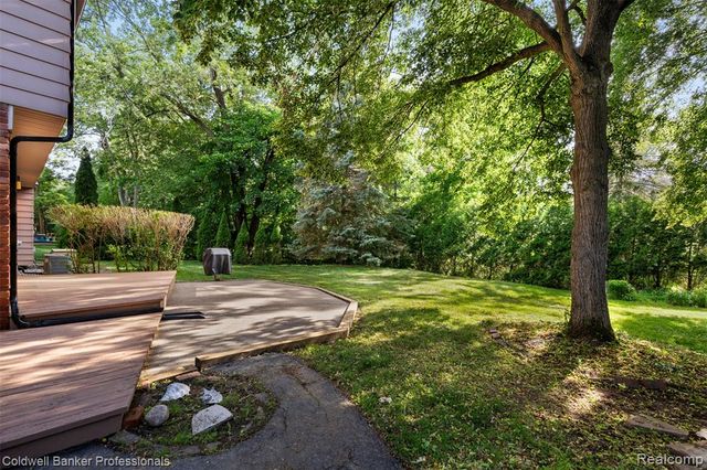 5890 Pinecroft Drive, West Bloomfield, MI 48322