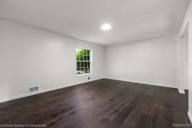 5890 Pinecroft Drive, West Bloomfield, MI 48322