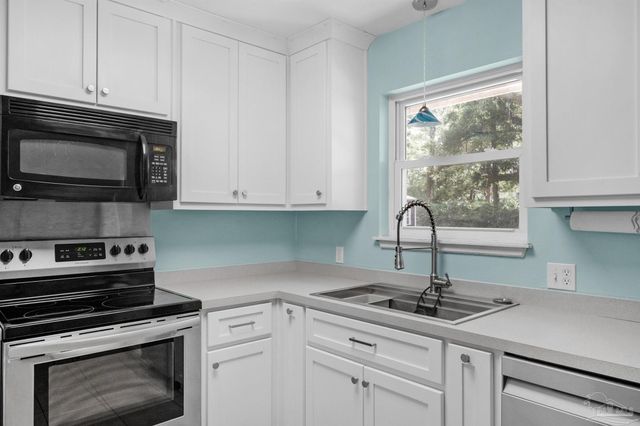 5229 Compass Ct, Pace, FL 32571