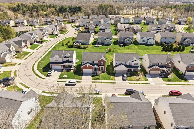 59625 Twin Pines Drive, Lyon Charter Township, MI 48165
