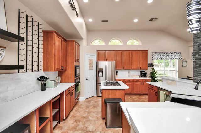 7 New Dawn Place, Conroe, TX 77385