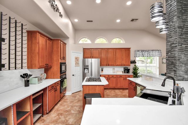 7 New Dawn Place, Conroe, TX 77385
