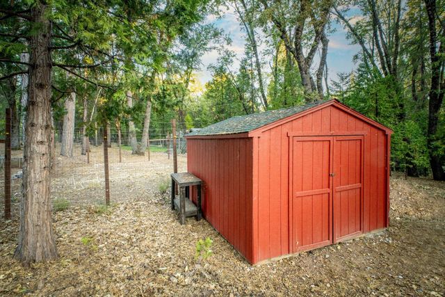13100 Banner Lava Cap Rd, Nevada City, CA 95959