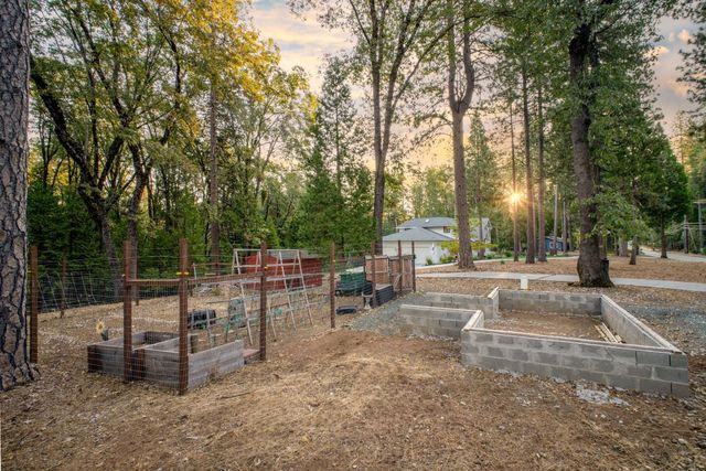 13100 Banner Lava Cap Rd, Nevada City, CA 95959