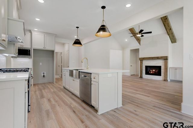 5324 Hollytree Dr, Tyler, TX 75703