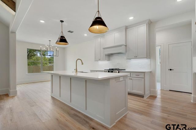 5324 Hollytree Dr, Tyler, TX 75703