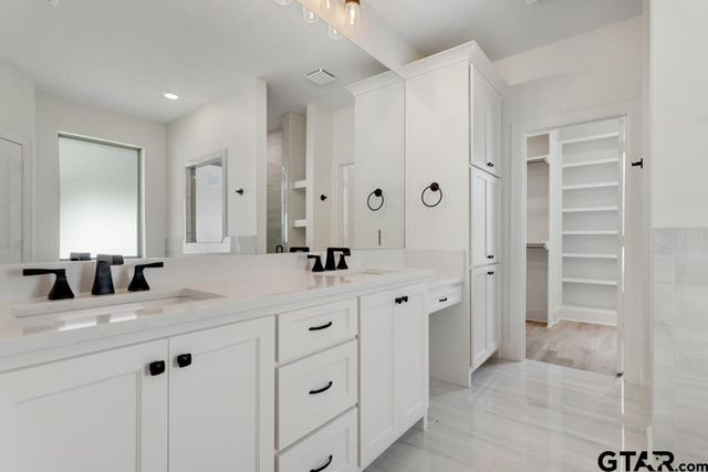 5324 Hollytree Dr, Tyler, TX 75703