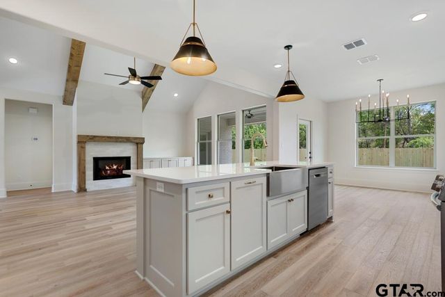 5324 Hollytree Dr, Tyler, TX 75703