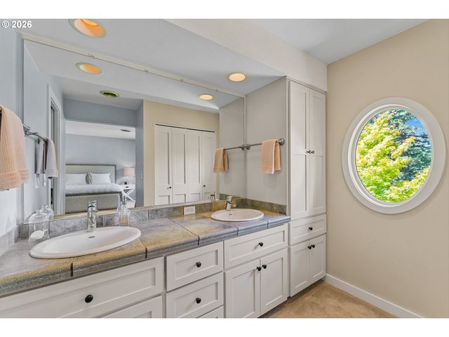 17121 WALL St, Lake Oswego, OR 97034