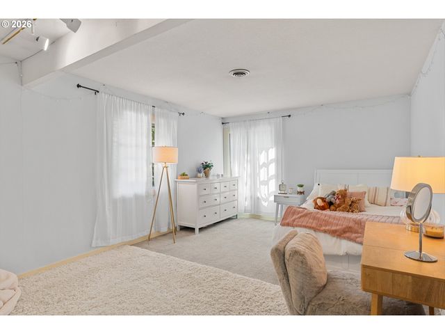 17121 WALL St, Lake Oswego, OR 97034
