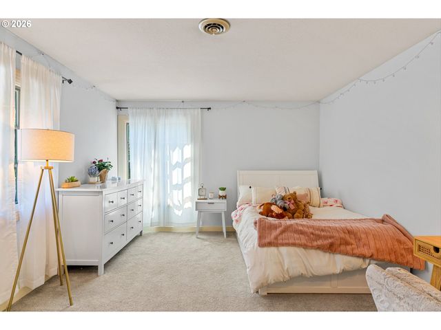 17121 WALL St, Lake Oswego, OR 97034