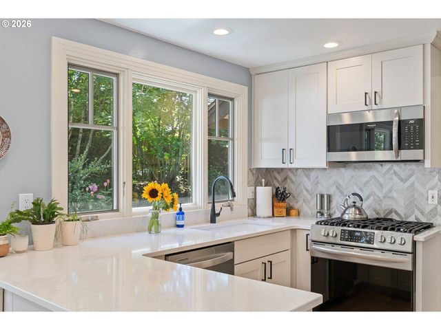 17121 WALL St, Lake Oswego, OR 97034