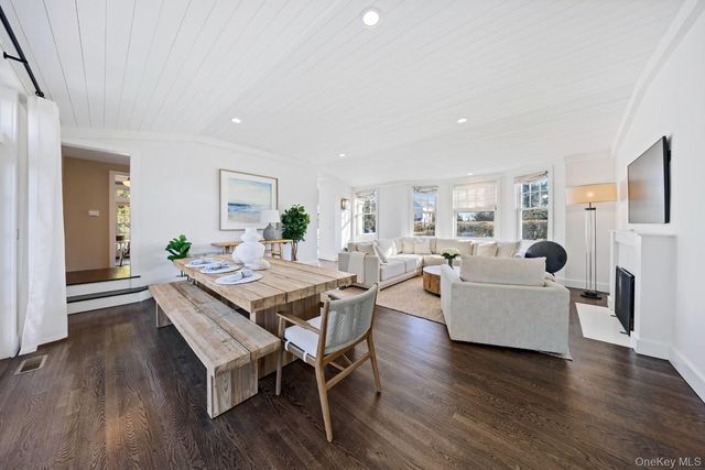 30 Exchange Place, Westhampton Beach, NY 11978