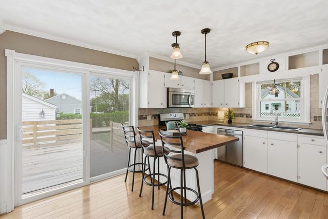 536 W PALACE Row, Geneseo, IL 61254