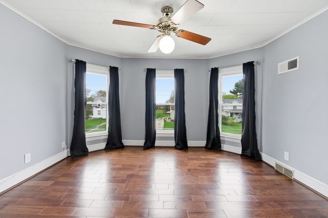 536 W PALACE Row, Geneseo, IL 61254
