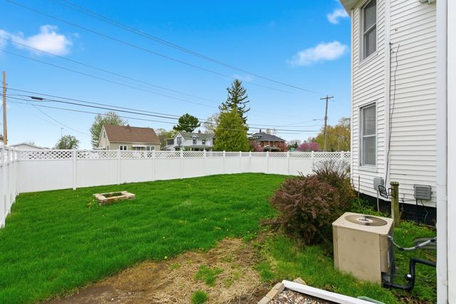 536 W PALACE Row, Geneseo, IL 61254