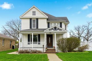 536 W PALACE Row, Geneseo, IL 61254